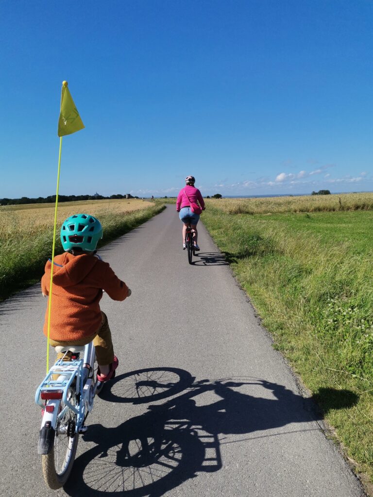 Bild: Zwei Radfahrer in der Normandie